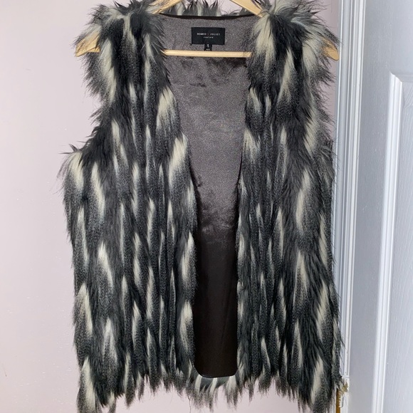 Romeo + Juliet Faux Fur Vest - Picture 3 of 7